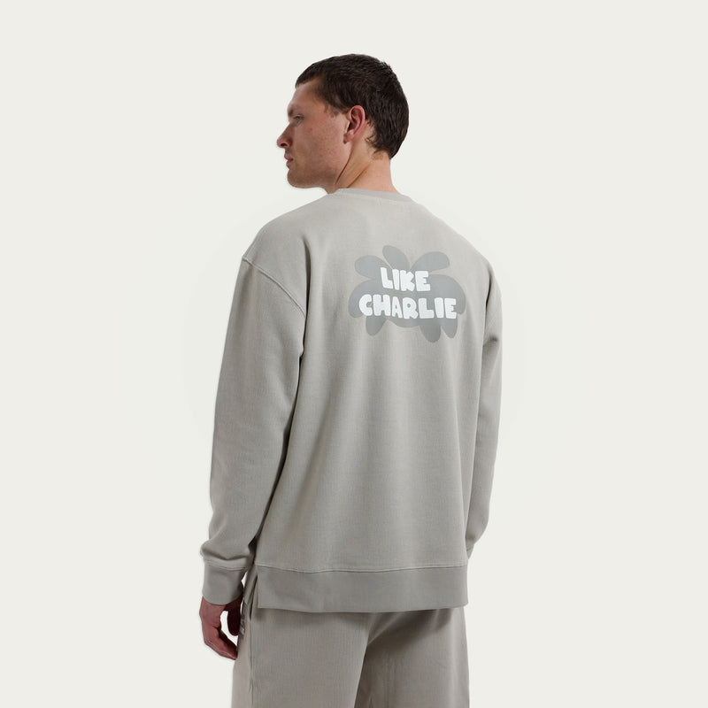 Model draagt de Branded Sweater Khaki, achteraanzicht
