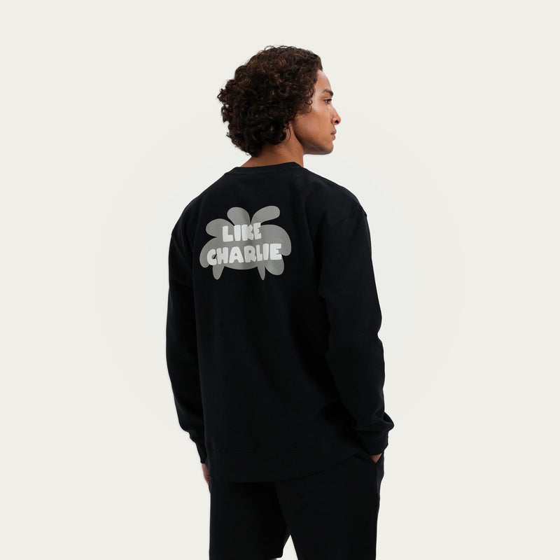 Model draagt de Branded Sweater Black, achteraanzicht