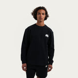 Model draagt de Branded Sweater Black, vooraanzicht