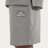 Detail van de Branded Shorts Khaki gedragen door een model
