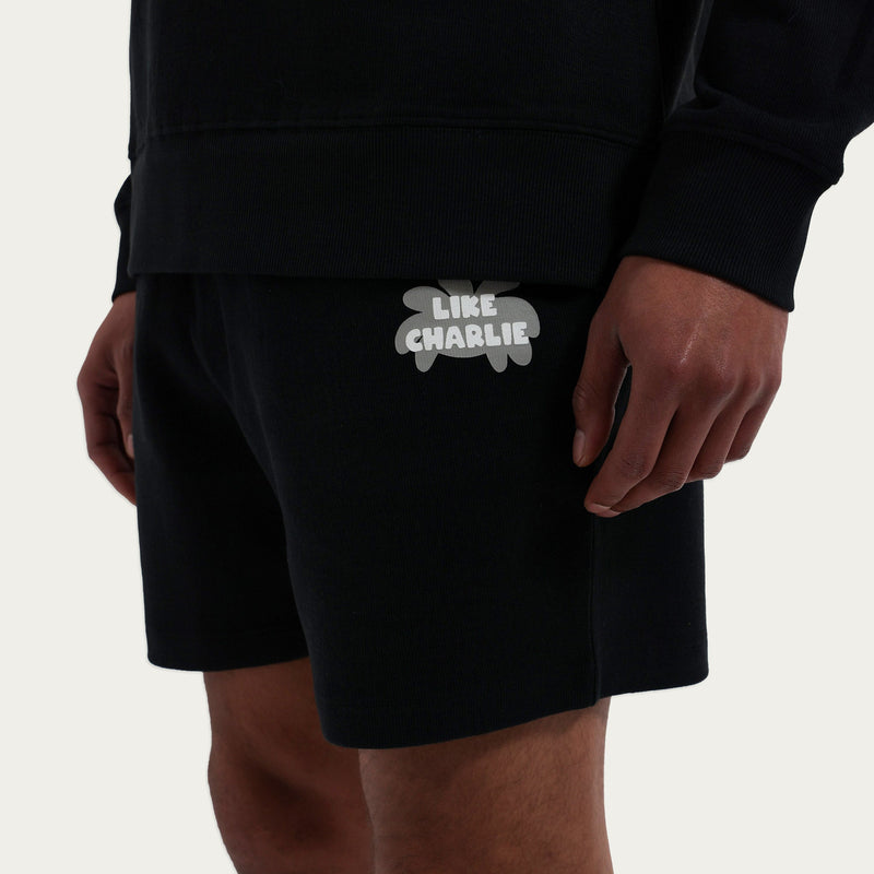 Detail van de Branded Shorts Black gedragen door een model